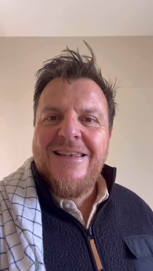 Avec ma chérie @apprendre_a_decorer_autrement , on profite de cette belle première journée de février pour soutirer notre seconde cuvée du bonheur 100% Vermentinu qu’on a vinifié en famille en août 2025 ❤️